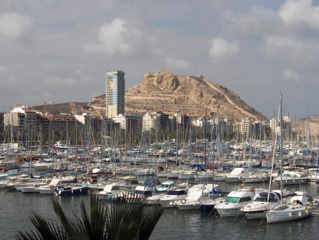 ISO Alicante, Puerto con el Castillo de Santa Bárbara al fondo